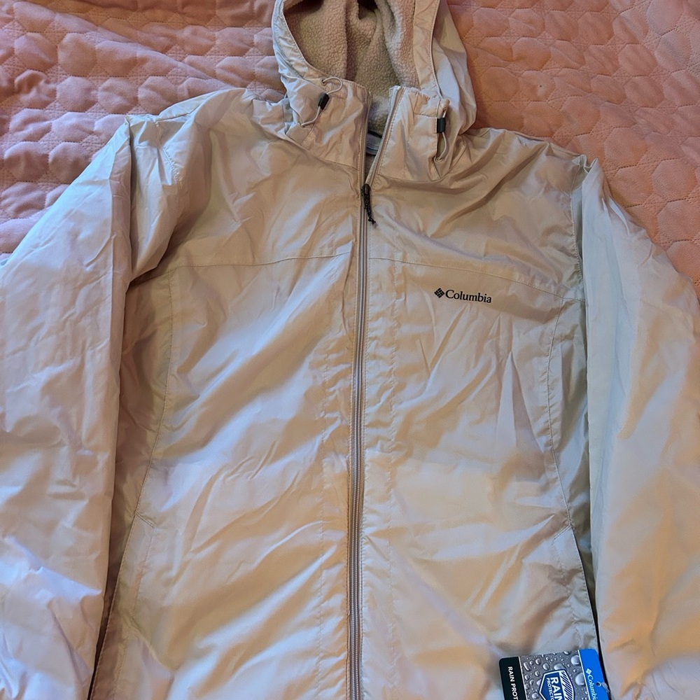 Columbia Cream Raincoat with Hood and Water-Resistant Design